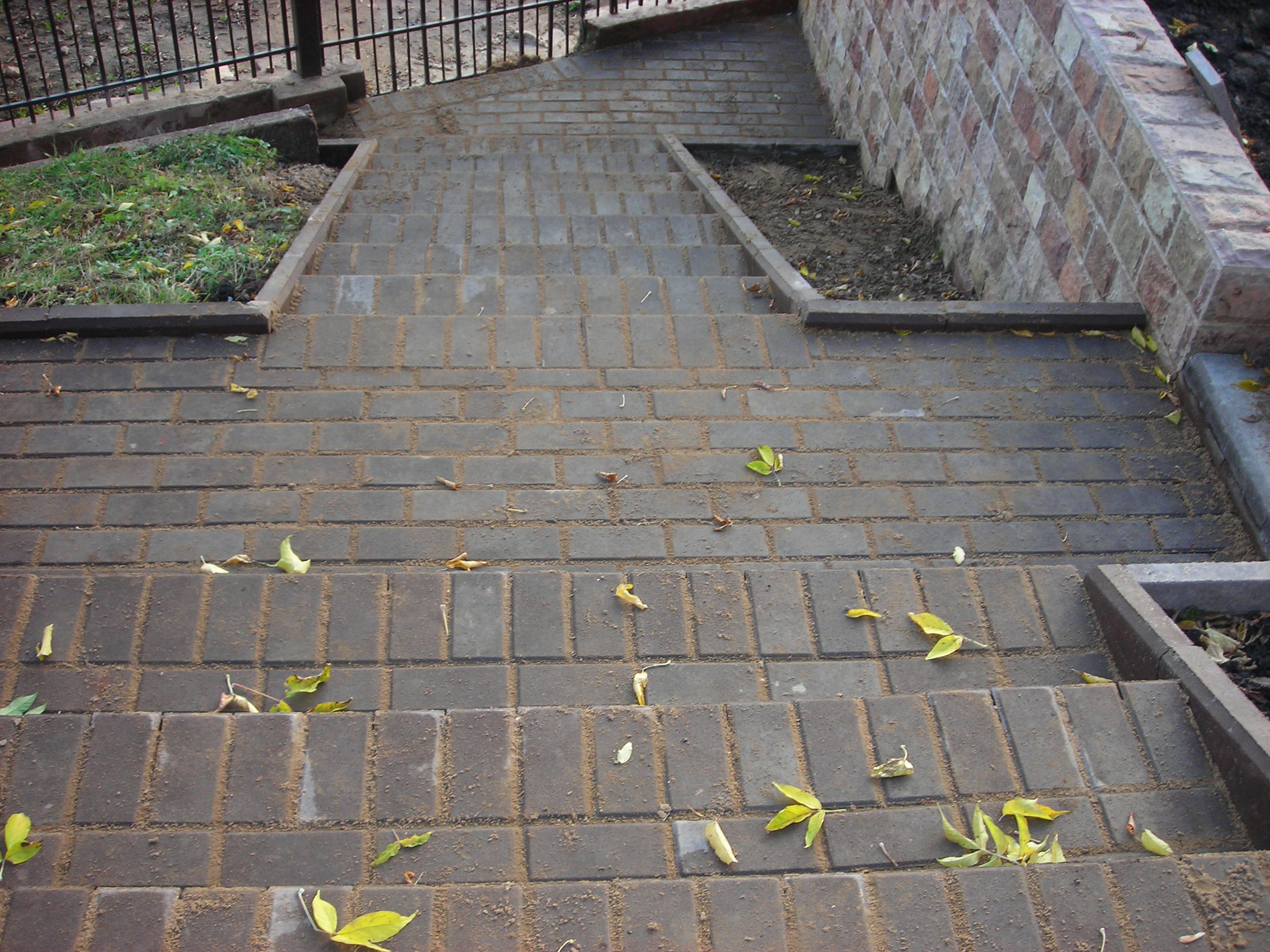 Мощение дорожек с укладкой на готовое основание