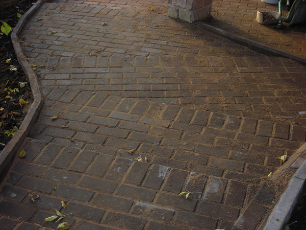 Мощение дорожек с укладкой на готовое основание